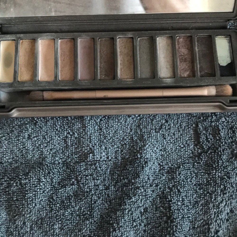 Urban Decay Naked 2 - Picture 1 of 5